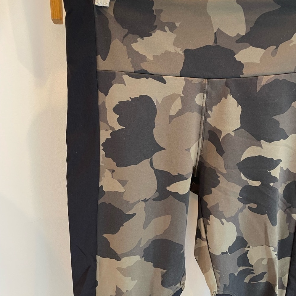 Athleta Camo 7/8 Leggings with Black Side Stripes Size S - Picture 4 of 10
